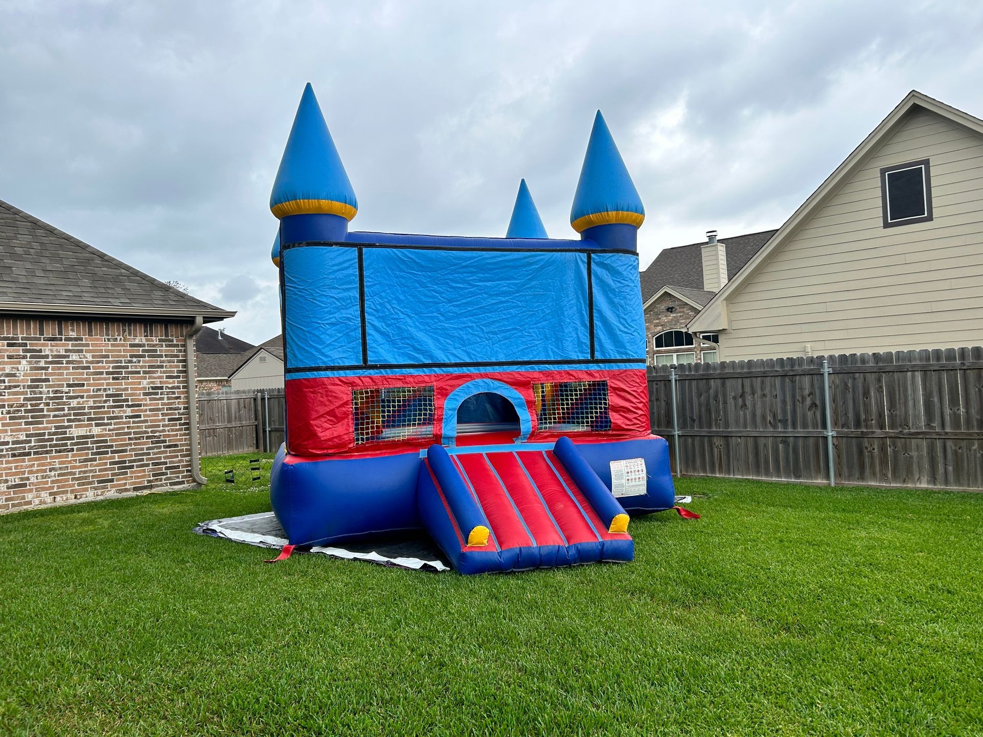 15 x 15 Bouncy house with hoop